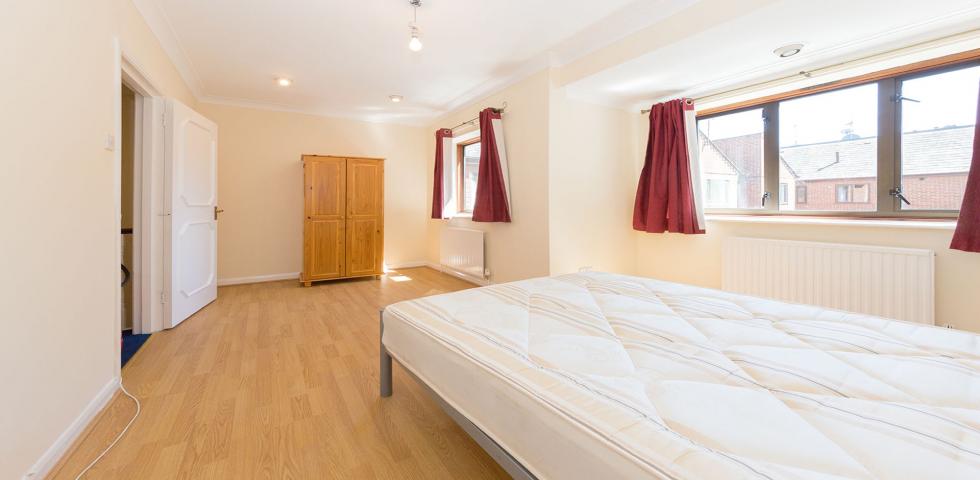 			LET, 4 Bedroom, 1 bath, 1 reception House			 St.Helens Gardens, LADBROKE GROVE